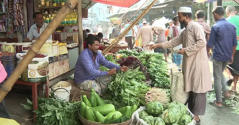 কাঁচাবাজারে খুচরা বিক্রেতা ও ক্রেতা
